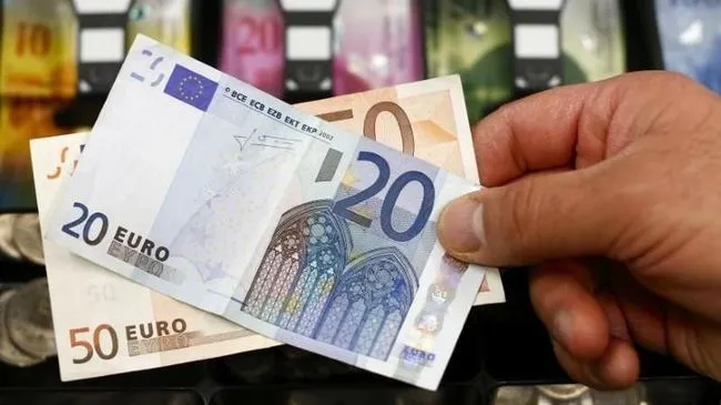 Euro Melemah Menjelang Pengumuman Kebijakan ECB Kamis Mendatang