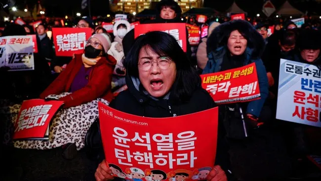 Darurat Militer yang Membakar Jalanan: Mengapa Tuntutan Mundur untuk Presiden Yoon Jadi Tren