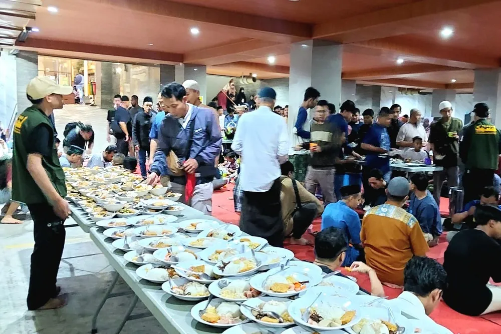 Masjid Suciati Saliman Siapkan Ratusan Porsi Buka dan Sahur, Menu Olahan Ayam Jadi Andalan