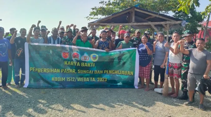 Koramil 1512-01/Weda dan Warga Gelar Jumat Bersih di Pasar Desa Fidi Jaya