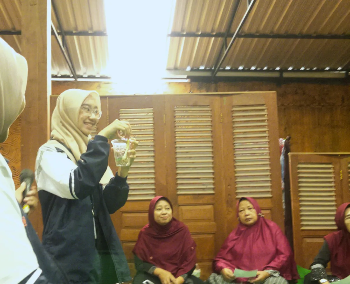 Mahasiswa KKN Undip Sosialisasikan Regrow untuk Kurangi Limbah Dapur