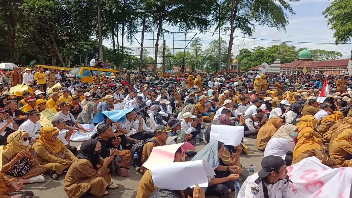 Ratusan Honorer Demo di Pendopo Bupati Serang, Tuntut Diangkat PPPK Penuh Waktu