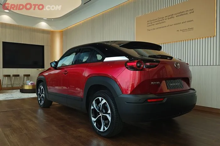 Mazda MX-30 Tampil Bak SUV Coupe Dua Pintu, Begini Cara Membuka Pintu Belakangnya