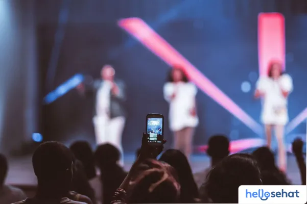 Memahami Demam Panggung: Arti, Gejala, Penyebab, dan Cara Mengatasinya