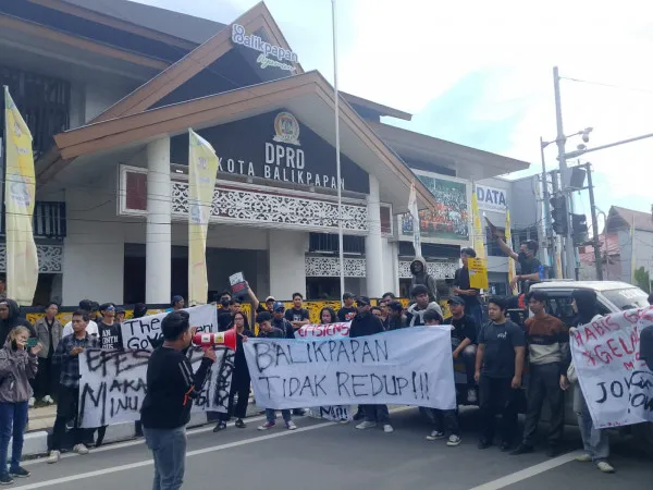 Puluhan Mahasiswa di Balikpapan Demo Tolak Kebijakan Efisiensi Anggaran dan Soroti Isu Lokal