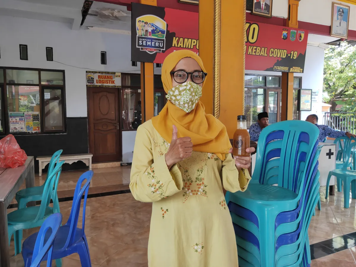 Mahasiswa KKN-P Umsida Bagikan Jamu Berbahan Rempah Dapur di Desa Baujeng