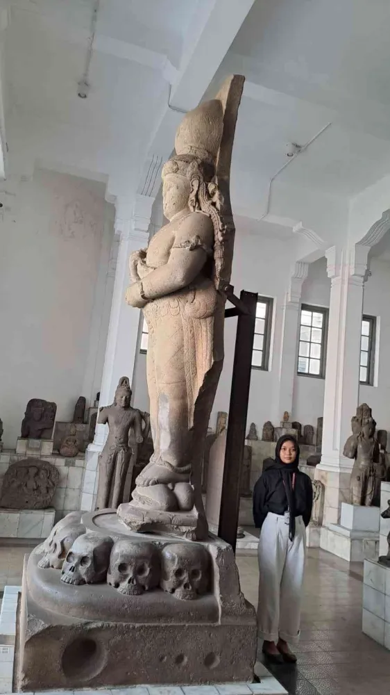 Alasan Penting Mengapa Pengunjung Dilarang Menyentuh Koleksi Museum