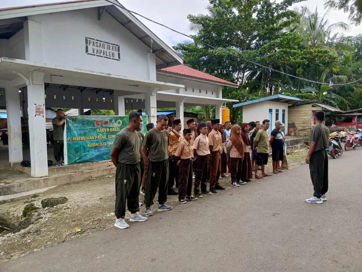 Koramil 1512-03/Gebe Gelar Jumat Bersih di Pasar Desa Kapaleo