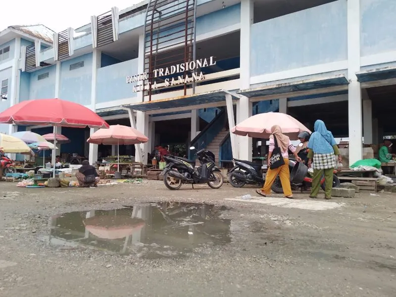 Pedagang Keluhkan Jalan Rusak di Pasar Tradisional Sanana, Minta Pemkab Sula Segera Bertindak
