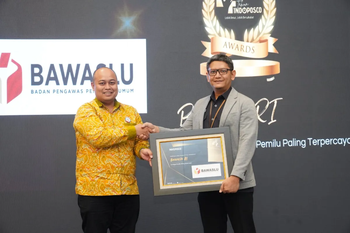 Bawaslu Terima Penghargaan sebagai Lembaga Penyelenggara Pemilu Paling Tepercaya
