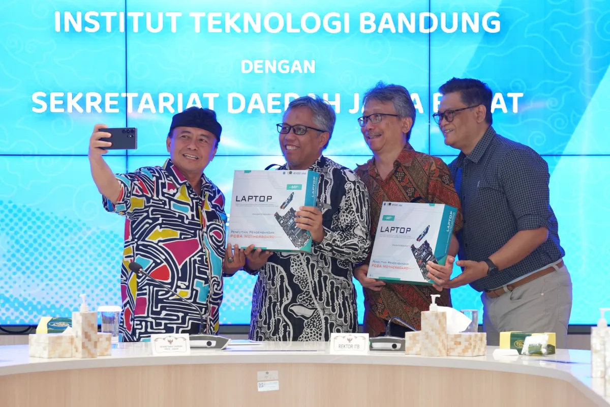 Rektor ITB Serahkan Dua Laptop Kolaborasi ITB–Axioo–Intel kepada Sekda Jawa Barat