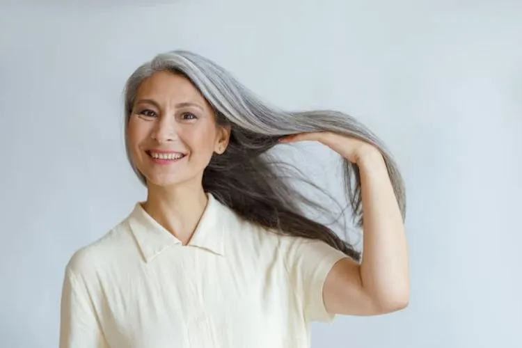 Cara Alami Menyamarkan Uban dengan Kulit Bawang Putih dan Minyak Kelapa