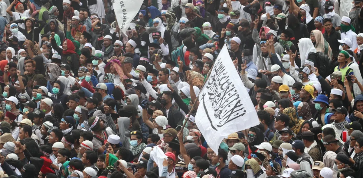 Politisasi Agama dan Simbol Spiritual: Ketika Momen Keagamaan Dipakai untuk Mengendalikan Opini Publik