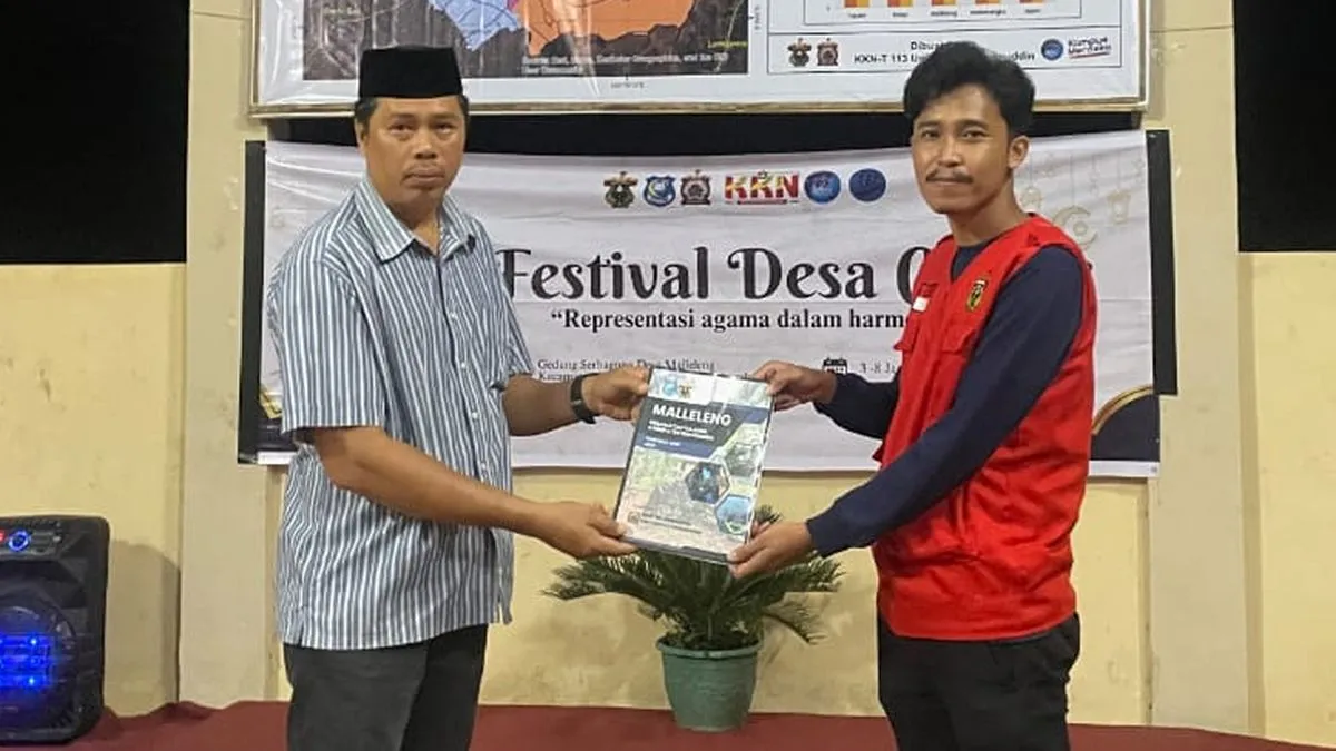 Mahasiswa KKNT Unhas Serahkan Buku “Profil Desa Adat Malleleng” di Bulukumba