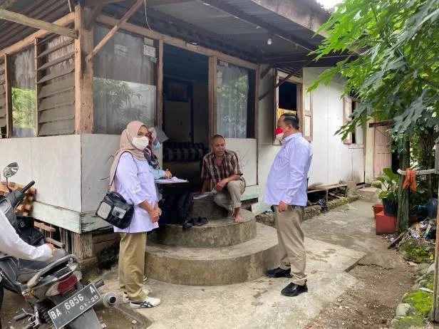 Boby Rustam Bantu Lengkapi Persyaratan Program Bedah Rumah BSPS di Padang Selatan