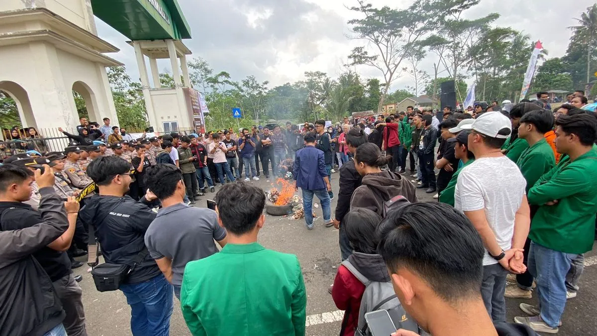 Koalisi Mahasiswa Berunjuk Rasa di Gerbang Kantor Bupati Tasikmalaya, Suarakan Lima Tuntutan Demokrasi