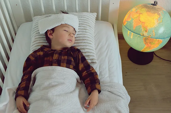 Langkah Menangani Demam Anak pada Malam Hari di Rumah dan Tanda Harus ke Dokter