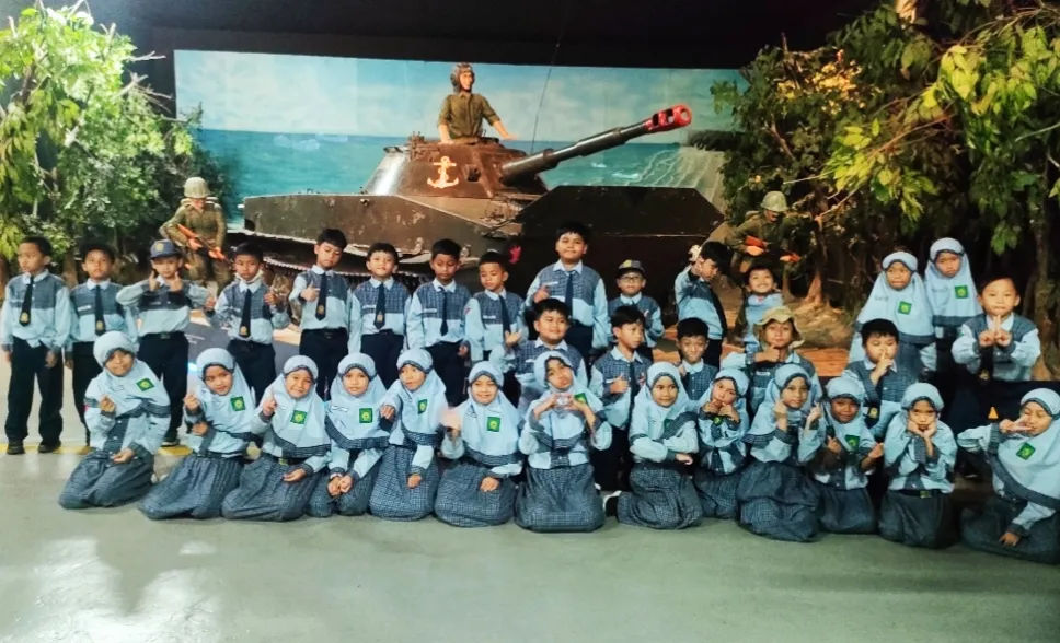 Siswa SD Muhammadiyah 1 GKB Gresik Menutup Field Trip dengan Menjelajahi Museum Pusat TNI AL