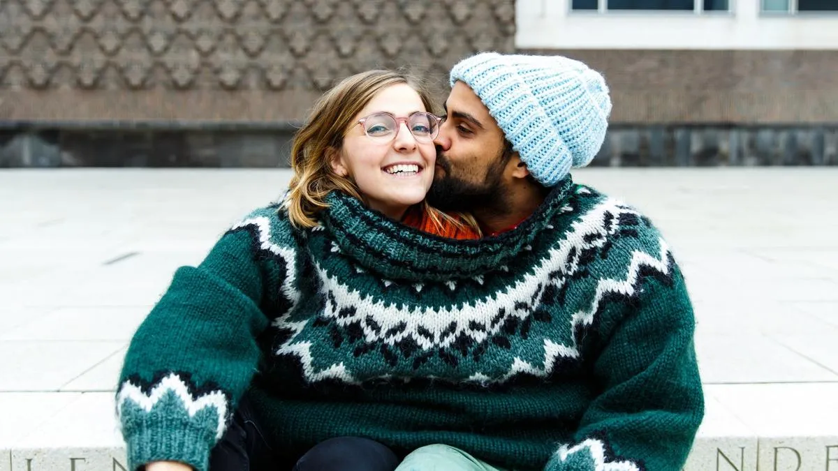 Mengapa Orang Kerap Merasa Bahagia Saat Jatuh Cinta? Dari Mitos hingga Biokimia