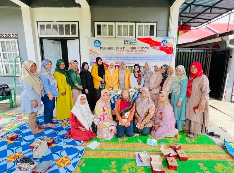 Dosen FEB UNP Latih Ibu PKK Kubu Gadang Payakumbuh Olah Makaroni Rendang