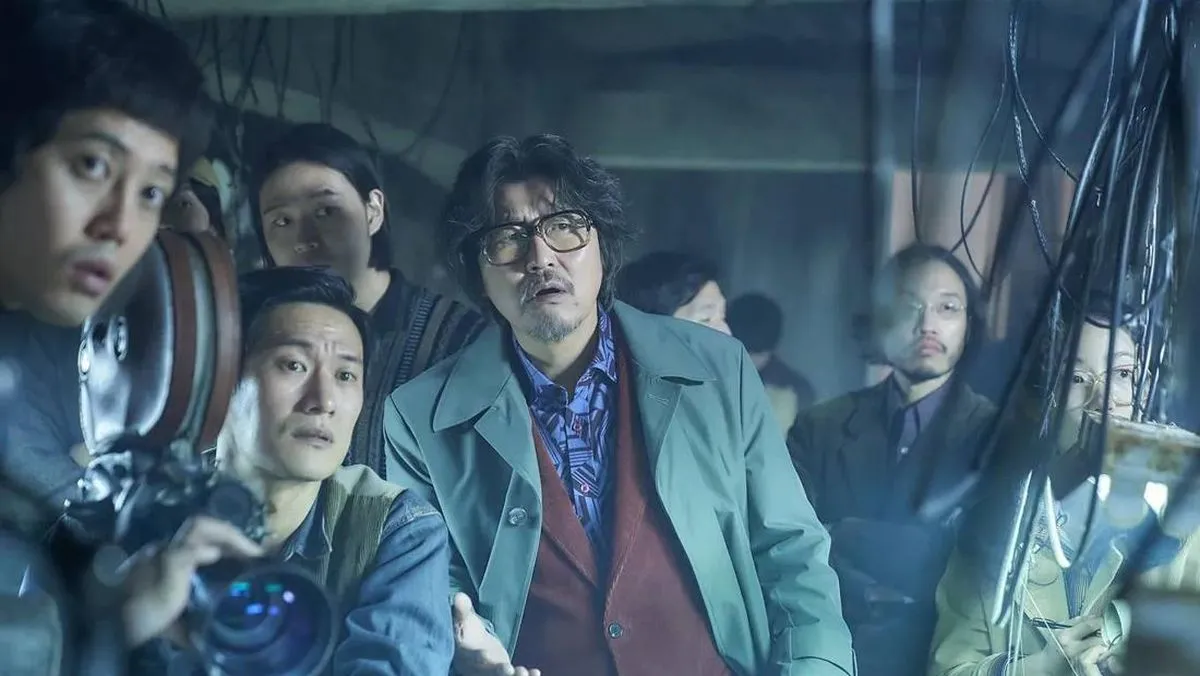 Review Film Cobweb: Kim Jee-woon Menyorot Sisi Kelam Industri Perfilman Korea