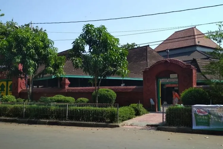 Kisah “Bruang Mandi” di Momolo Masjid Agung Sang Cipta Rasa Cirebon