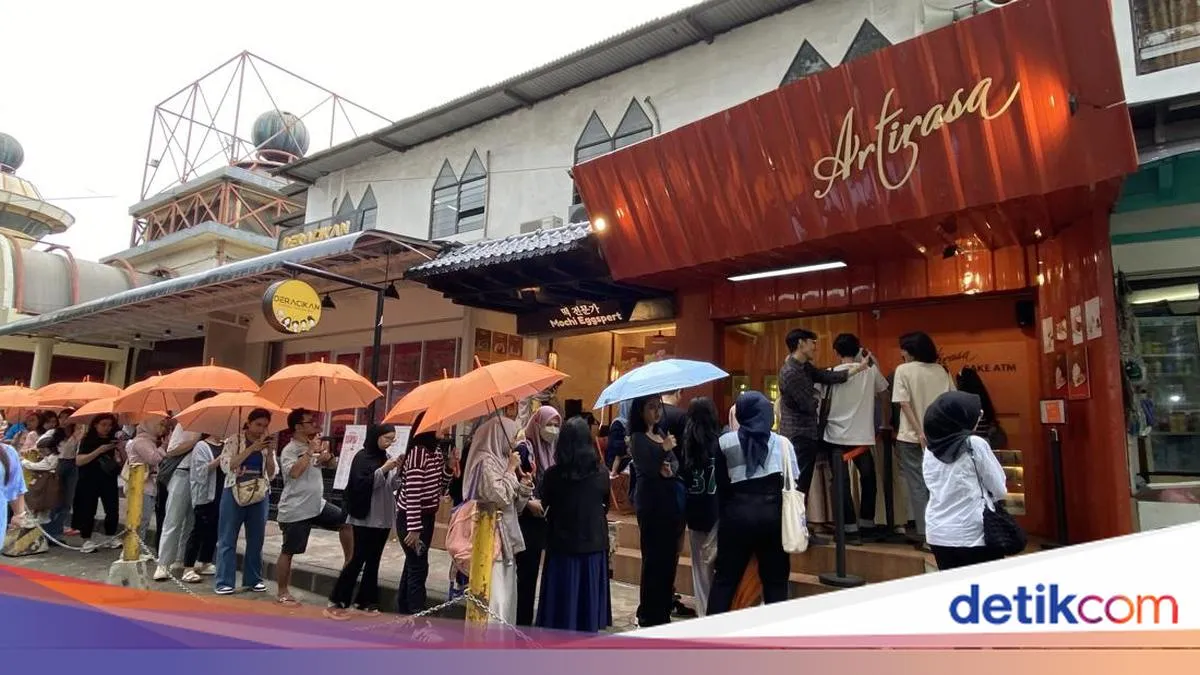 Libur Tahun Baru, Warga Antre Kuliner Viral di Blok M