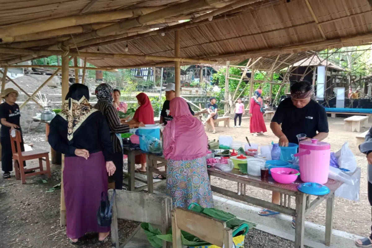 Pasar Beling Song Meri di Pacitan: Ketika Koin Kaca Menghidupkan Lagi Rasa, Ingatan, dan Ekonomi Budaya