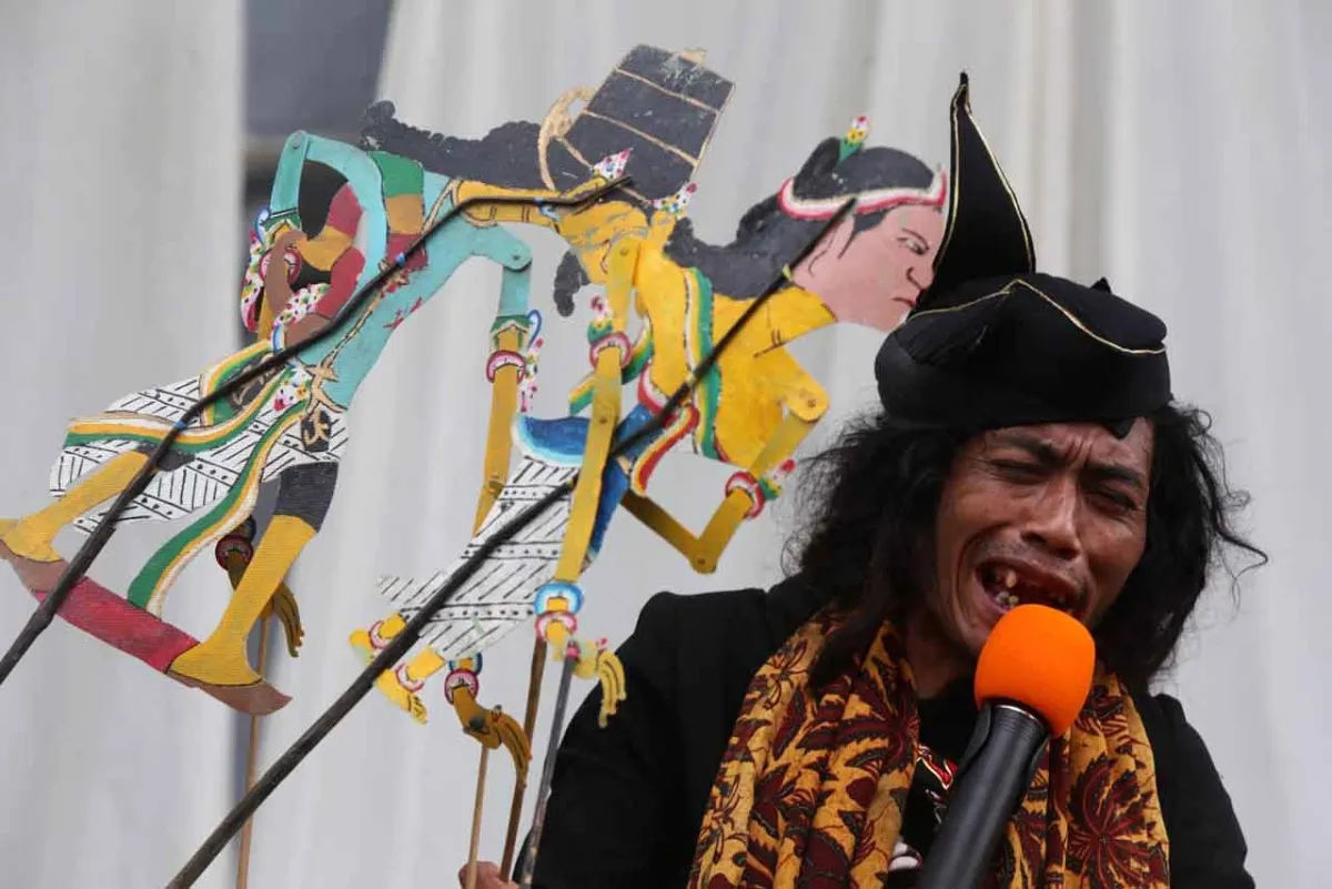 Ki Ompong Sudarsono Pentaskan Wayang Kontemporer Blang Bleng di Festival Hari Teater Dunia 2021 Surabaya