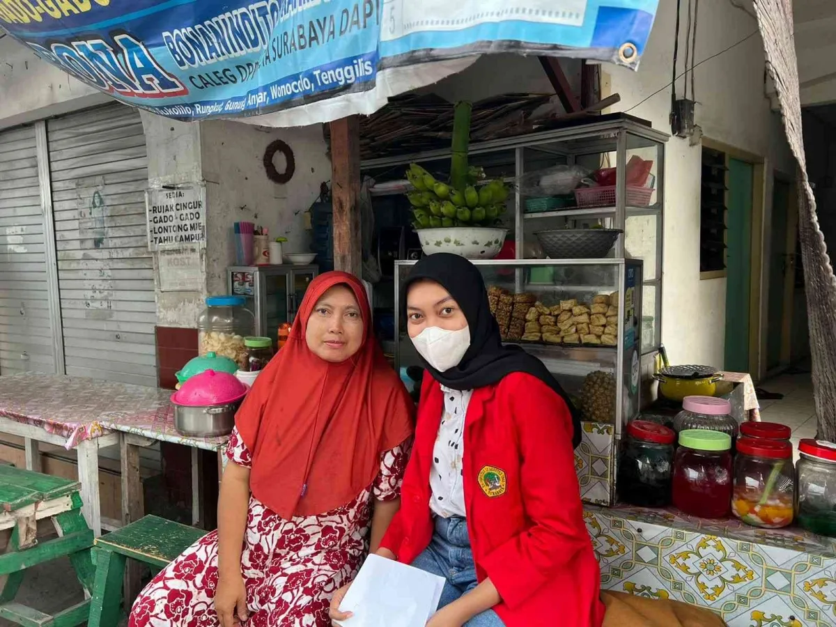 Digitalisasi UMKM di Gebang Lor Surabaya: Program KKN Dorong Warung Bu Anisa Manfaatkan QRIS dan E-Commerce
