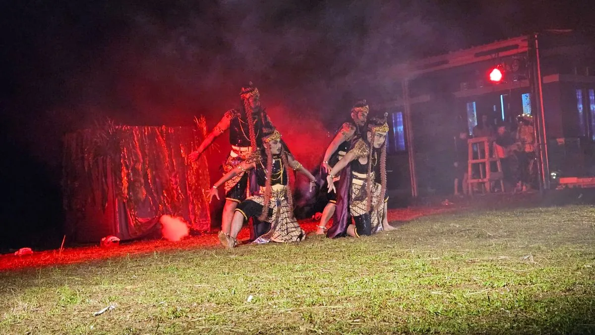 Tari Topeng Sampulur Dipentaskan di Sukamantri, Angkat Warisan Bebegig dalam Garapan Kontemporer