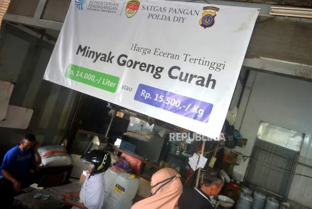 Jokowi Pantau Harga Minyak Goreng, Temukan Curah Rp 14 Ribu per Liter di Pasar Baros