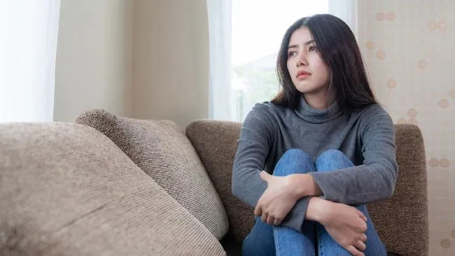 5 Cara Mengatasi Rasa Kesepian bagi Anak Rantau