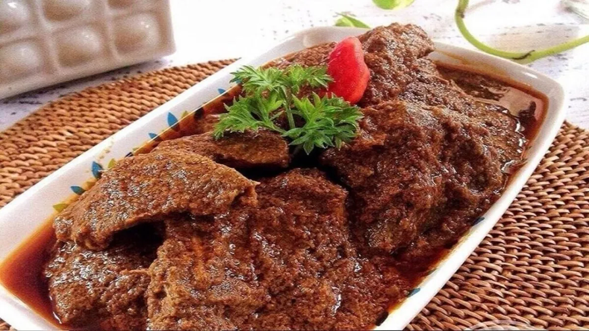 Rendang dan Daya Tahan Identitas: Mengapa Warisan Minangkabau Ini Kembali Jadi Tren