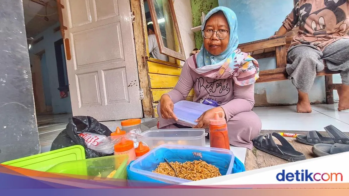 Kisah Ibu Ilham Ramadhan Bertahan Hidup dengan Berjualan Jajanan