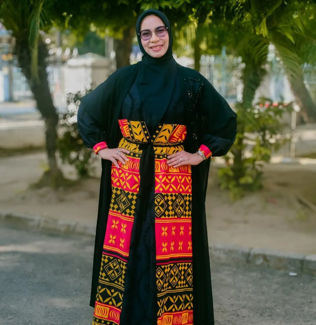 Ketua Dekranasda Luwu Timur Tampilkan Gaun Bermotif Taipa di Fashion Show Sulsel