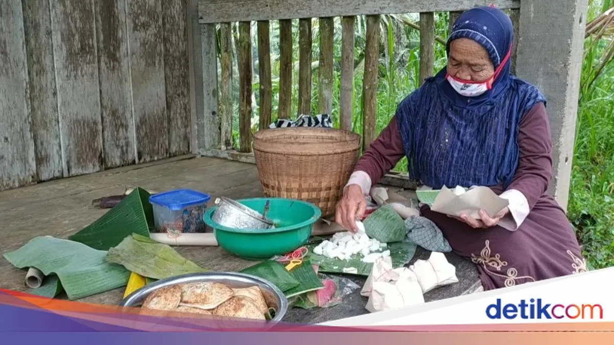 Nenek Simis, Penjual Jajanan Legendaris di Pacitan yang Tetap Sederhana dan Produktif di Usia 80 Tahun
