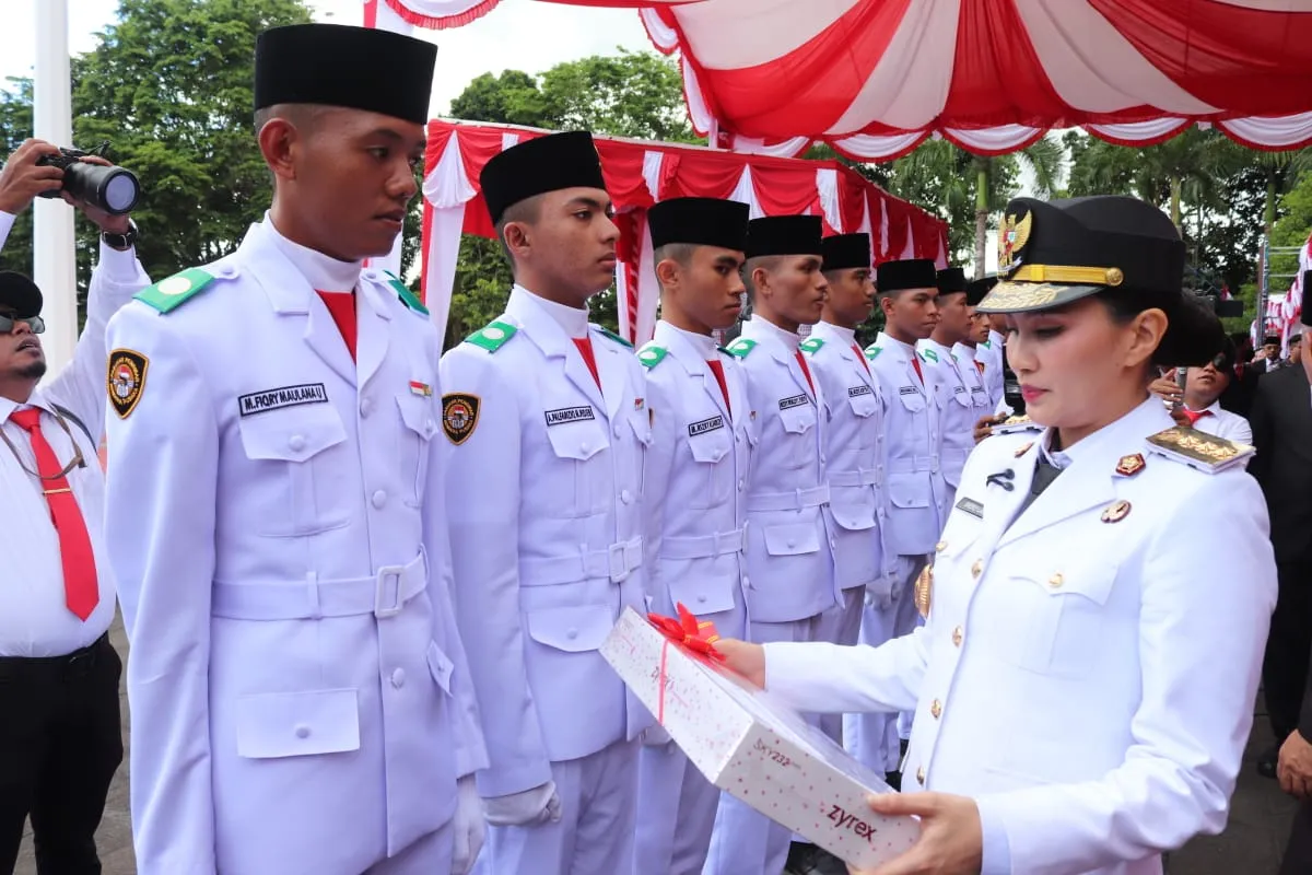 Gubernur Maluku Utara Apresiasi 32 Paskibraka dengan Laptop dan Insentif pada HUT ke-80 RI