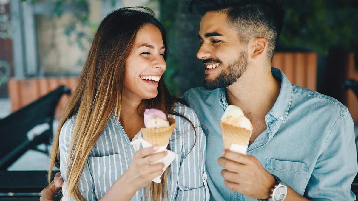 Studi: Kebahagiaan Membentuk Kurva U, Puncaknya di Usia 23 dan 89 Tahun