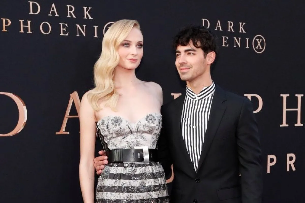 Joe Jonas dan Sophie Turner Usir Bosan Saat Pandemi dengan Bermain Lego