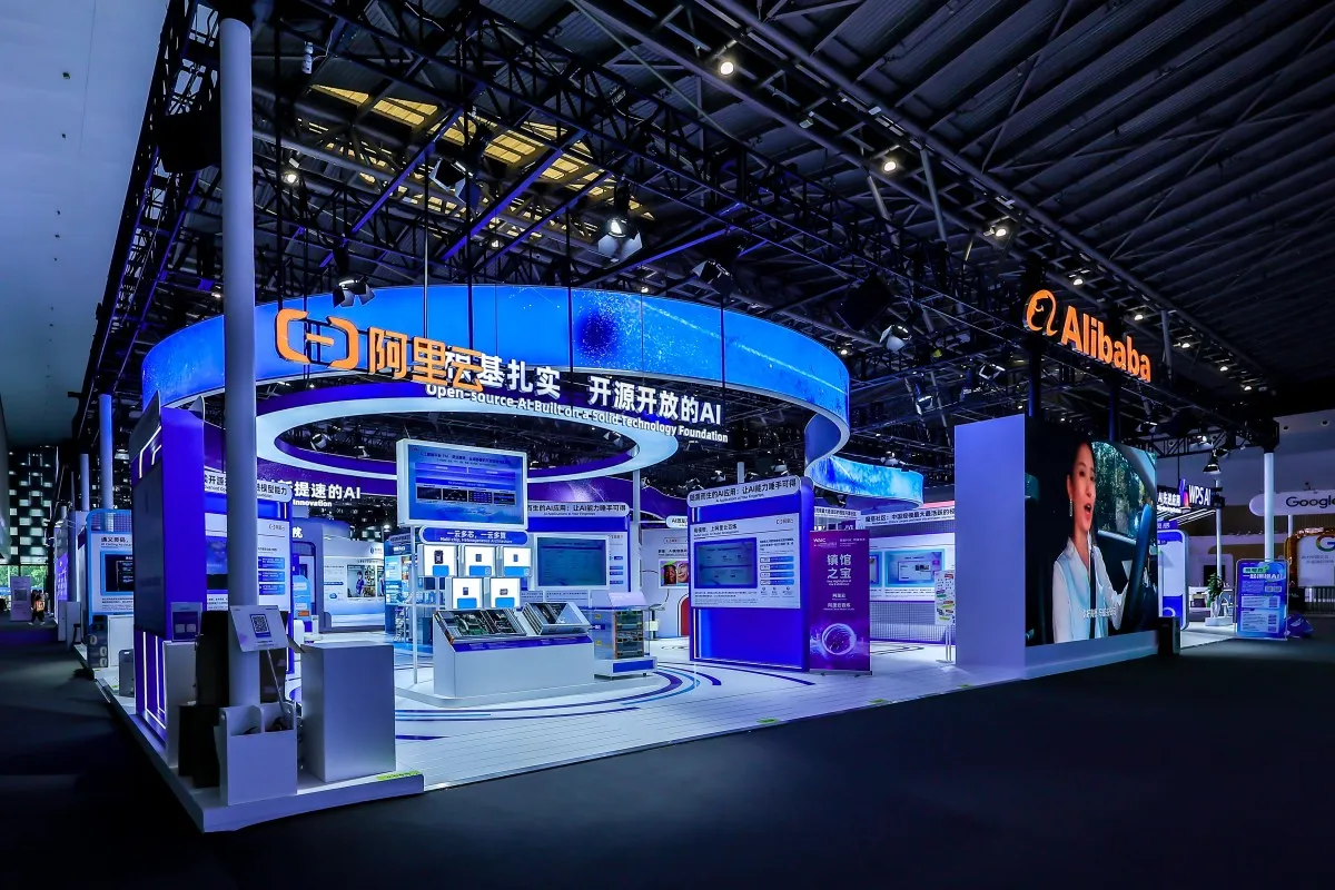 Alibaba Tampilkan Inovasi Berbasis Qwen di WAIC 2025: Kokpit Mobil Cerdas, Kolaborasi Global, hingga Kacamata AI