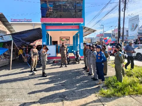 Kasatpol PP Halmahera Utara Pantau Regu PAM 3P yang Bertugas di Tiga Pasar