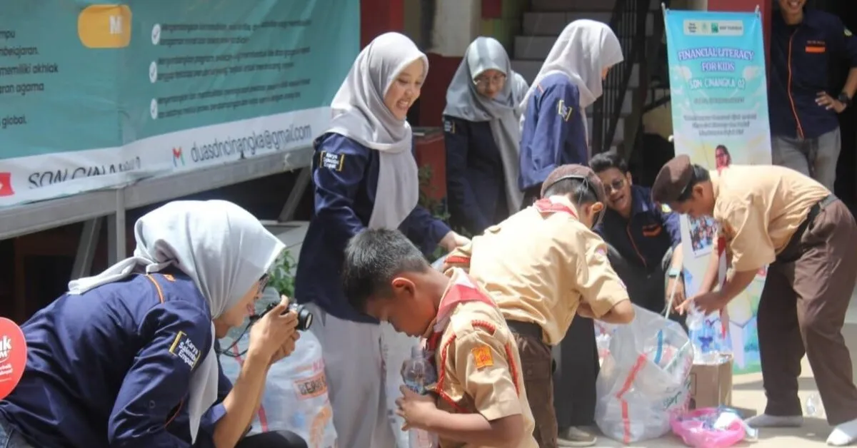 KSE UIN Jakarta dan PT Bank BNP Paribas Indonesia Gelar Edukasi Literasi Keuangan dan Bank Sampah di SDN 02 Cinangka