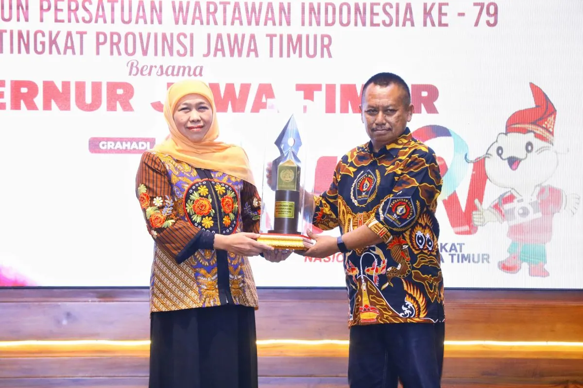 Gubernur Khofifah Terima Penghargaan Tokoh Ekonomi Regional di PWI Jatim Award 2025