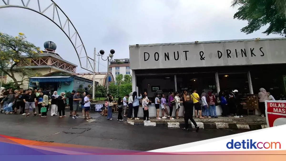 Warga Rela Antre Lama dan Hujan-hujanan Demi Coba Makanan Viral di Blok M