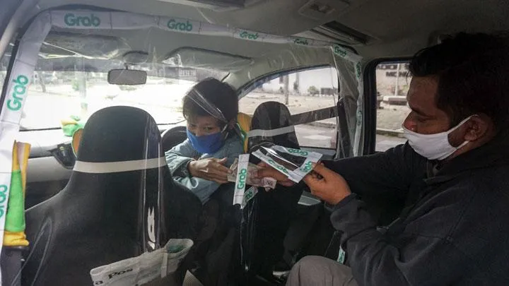 Pengemudi Taksi Online Pasang Sekat Plastik untuk Kurangi Risiko Penularan COVID-19