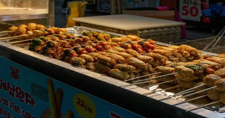 Menjelajah Street Food Myeongdong: Rekomendasi Tempat Makan Populer di Seoul