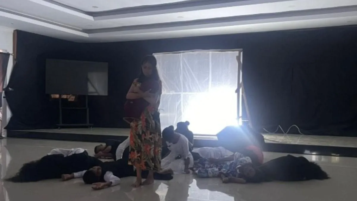 Puisi Sutardji Calzoum Bachri Diadaptasi Rumah Sastra Arafura dalam Teater “Winka & Shika” di Dobo