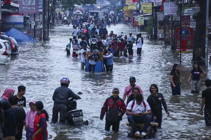 Curah Hujan Tinggi Ganggu Aktivitas Warga, Picu Risiko Banjir hingga Dampak Ekonomi