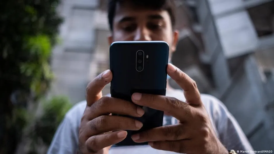 Mengapa Orang Mudah Percaya Berita Palsu: Dari Bias Kognitif hingga Dorongan Sosial